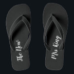 Chanclas Flips-flopes blancos y negros conocidos de encargo<br><div class="desc">Estos flips-flopes blancos y negros son perfectos para una recepción nupcial o una luna de miel de la playa en la playa. El flip-flop es negro con la escritura blanca que dice "a la nueva señora",  los flips-flopes se puede personalizar con el nombre de la novia.</div>