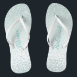 Chanclas Flips-flopes de la boda de la dama de honor de la<br><div class="desc">Los flips-flopes bonitos del banquete de boda con los gráficos de una verde menta brillan en un fondo ligero de la verde menta.  El texto de encargo es completamente adaptable adaptarse a sus necesidades del boda.</div>
