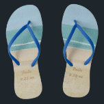 Chanclas Flips-flopes de la boda de la novia de la arena<br><div class="desc">Éstos varan flips-flopes de la escena están listos para la novia en su día de boda. Ofrecen una pintura bonita de la arena,  del océano,  y del cielo,  y cada zapato tiene un placeholder para la fecha del boda.</div>