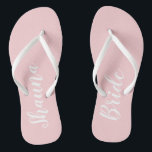 Chanclas Flips-flopes del día de boda de la novia<br><div class="desc">Espacio para su nombre y papel. El color puede cambiado para adaptarse a su esquema de color. Parte de una colección.</div>