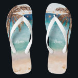 Chanclas flips-flopes tropicales de las palmeras de la<br><div class="desc">Un diseño tropical de la escena de la playa del verano que ofrece las palmeras, la arena, el mar y el cielo azul hacen estos flips-flopes perfectos para sus vacaciones de verano/viajes este año. ¡O apenas llévelos en casa:) este diseño se ofrece en mi colección del boda así que harían...</div>