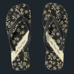 Chanclas Floral Elegance Flip Flops - Personalizar<br><div class="desc">El tema de las hojas florales con delicado patrón oro claro sobre negro con raya de oro claro diagonal. Estas sandalias de volteo tienen áreas de texto listas para personalizar o eliminación.</div>