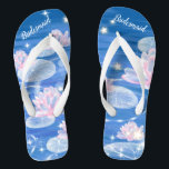 Chanclas Floral Waterlily Azul Boda Blanco Bridesmaid Fli<br><div class="desc">Este magnífico par de chancletas, con flores de lirio acuático salpicadas de brillantes estrellas en el fondo azul con olas de agua, es un regalo memorable para los miembros de la fiesta de bodas: novia, dama de honor, madre de la novia... Le añadirán una elegante dosis de glam a su...</div>