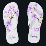Chanclas Flores de cerezo de lavanda Monogramado<br><div class="desc">Hermosas y dulces flores de cerezo sakura están diseñadas para la primavera,  el verano,  así como para las novias,  las damas de honor,  la madre de la novia,  la madre del novio,  la criada de honor,  los regalos de los chicas de flores,  etc.</div>