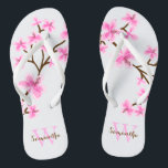 Chanclas Flores de cerezo rosado monogramadas<br><div class="desc">Hermosas y dulces flores de cerezo sakura están diseñadas para la primavera,  el verano,  así como para las novias,  las damas de honor,  la madre de la novia,  la madre del novio,  la criada de honor,  los regalos de los chicas de flores,  etc.</div>