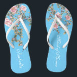 Chanclas Flores rosadas Brillantes De Fondo Azul Brillante<br><div class="desc">Los flops tienen un ilustracion de flores rosas sobre un fondo azul brillante, y una tipografía de palabras bodas clásicas. Este elegante par de chancletas es un hermoso e inolvidable regalo para el miembro de la fiesta nupcial: tribu de novias, damas de honor, madre de la novia, criada de honor......</div>