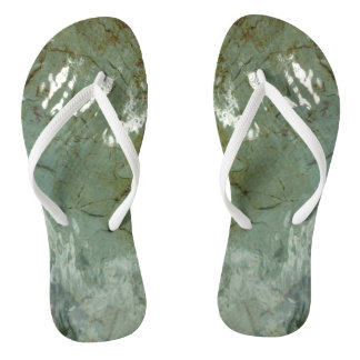 Chanclas Foto de la naturaleza de la losa cubierta de agua