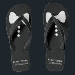 Chanclas Fun White Bow Tie sobre Black Cute Groomsman Boda<br><div class="desc">Estas chancletas son extravagantes y divertidas,  y una gran manera de agradecer a los padrinos de tu boda. Cuentan con un bonito diseño burlón de esmoquin con una corbata blanca y botones en la parte superior y su nombre y título debajo.</div>