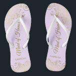 Chanclas Golden Lace sobre la doncella morada de honor de L<br><div class="desc">Estas hermosas chancletas de boda son una gran manera de agradecer y reconocer a su empleada de honor mientras salva sus pies al mismo tiempo. Presenta un diseño elegante con adornos de encaje dorado sobre un fondo de color lila, lavanda o púrpura pálido y elegantes letras de guiones de color...</div>