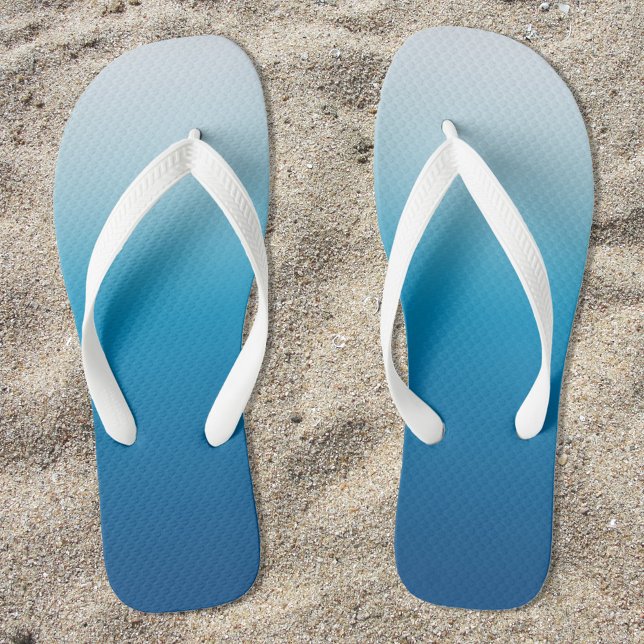Chanclas Gradiente de cielo azul a azul océano (Azure Sky to Ocean Blue Ombre Flip Flops for Her)