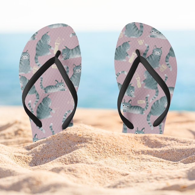 Chanclas Graves grisones de grisú golpean a las cosas por e (Bad Grey Tabby Cats Knocking things over patterned flip-flops )