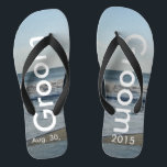 Chanclas Groom Ocean Waves Beach Sand<br><div class="desc">Cielo azul bonito con nubes blancas iluminadas, mar azul, olas del océano estrepitosas y arena de playa. Unisex Flip Flops with Groom y Date of Marriage escritos en un texto de color blanco. PERSONALIZAR con su FECHA Boda (o borrar texto). La fecha del boda está escrita en la arena. Mostrado...</div>