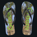 Chanclas Groom Palm Trees Blue Sky<br><div class="desc">Guay Palm Trees con un cielo azul Bonito en el fondo Unisex Flip Flops with Groom escrito en un texto de color verde agradable, y Date of Marriage en texto negro. PERSONALIZAR con su FECHA Boda (o borrar texto). Sienta la brisa del océano y los trópicos bajo tus pies. Mostrado...</div>