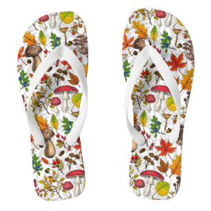 Chanclas Hongos, hojas, nueces y bayas otoñales en blanco