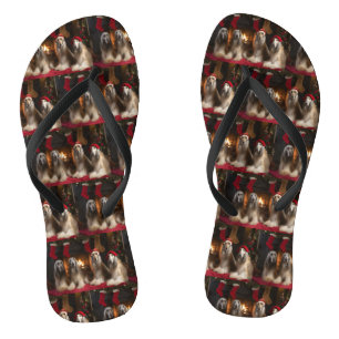 Chanclas Hound afgano por los Navidades de la chimenea