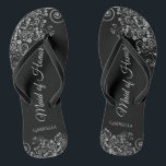 Chanclas La elegante doncella de honor de Boda plateado y n<br><div class="desc">Estas hermosas chancletas de boda son una gran manera de agradecer y reconocer a su empleada de honor mientras salva sus pies al mismo tiempo. Presenta un diseño elegante con rizos gris plateado ornamentados y remolinos sobre un fondo negro y elegantes letras de guiones. En el test se lee Maid...</div>