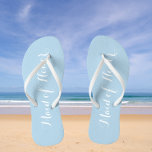 Chanclas La empleada de honor trendy Light Blue<br><div class="desc">Dé un regalo a sus bodas damas de honor con estos elegantes chanclas de la doncella de honor que son de moda,  color azul pólvora junto con escritura blanca y estilizada para complementar tu esquema de color boda similar. Seleccione el tamaño del pie junto con otras opciones.</div>