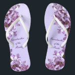 Chanclas La lila floral florece a la abuela de la boda de<br><div class="desc">Las lilas son el tema de estos abuela floral elegante de los flips-flopes del boda de la novia con las flores rosadas y de color de malva de la lila en un fondo púrpura.  El texto se puede modificar para requisitos particulares para su ocasión especial.</div>
