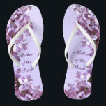 Chanclas La lila floral florece a la madre de la boda de la<br><div class="desc">Las lilas son el tema de estos madre floral elegante de los flips-flopes del boda de la novia con las flores rosadas y de color de malva de la lila en un fondo púrpura.  El texto se puede modificar para requisitos particulares para su ocasión especial.</div>