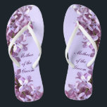 Chanclas La lila floral florece a la madre de la boda del<br><div class="desc">Las lilas son el tema de estos madre floral elegante de los flips-flopes del boda del novio con las flores rosadas y de color de malva de la lila en un fondo púrpura.  El texto se puede modificar para requisitos particulares para su ocasión especial.</div>