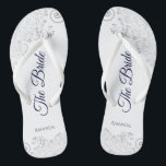 Chanclas La marina de color plateado azul sobre el blanco E<br><div class="desc">Baile la noche con estos hermosos chanclos bodas. Diseñadas para la novia, cuentan con un diseño sencillo y elegante con letras de guion azul marino sobre fondo blanco y elegantes rizos de encaje gris plateado y remolinos. Hermosa manera de mantenerse elegante y apropiado mientras se descansan los pies después de...</div>