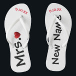 Chanclas La nueva señora... Flip Flops personalizado<br><div class="desc">Estos flip flops pueden cambiarse a cualquier color de fondo que Zazzle ofrezca. Usted personaliza estas sandalias con su nuevo nombre "Mrs... " y una fecha especial de cuando se reunió o cita boda. Mira los muchos diseños que tenemos en nuestra tienda.</div>