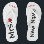 Chanclas La nueva señora... Flip Flops personalizado<br><div class="desc">Estos flip flops pueden cambiarse a cualquier color de fondo que Zazzle ofrezca. Usted personaliza estas sandalias con su nuevo nombre "Mrs... " y una fecha especial de cuando se reunió o cita boda. Mira los muchos diseños que tenemos en nuestra tienda.</div>