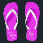 Chanclas La nueva señora Magenta y la Boda blanca Flip Flop<br><div class="desc">Estas chancletas bodas tienen un pie de magenta. En escritura blanca,  dicen "La nueva señora" y tienen un lugar donde agregar el nuevo nombre de la novia.</div>
