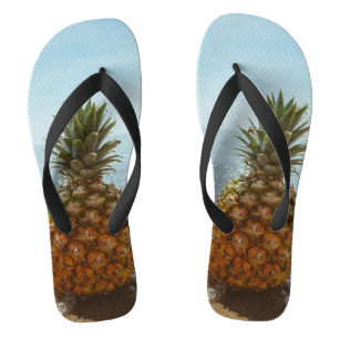 Chanclas La piña Guay junto al océano