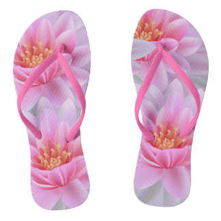 Chanclas la playa está llena de gente, los flultos rosados 