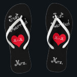 Chanclas La Sra. del Sr. y la Sra. Just Married Flip Flops<br><div class="desc">Estas divertidas chancletas justas casadas son el regalo perfecto para que la novia sea. El diseño presenta roscas negras con las palabras "Just Married" en una divertida tipografía de chicas en ángulo. En el medio hay un corazón rojo con sus iniciales o monogramas. La palabra Sra. ¡Estos son giros muy...</div>