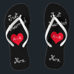 Chanclas La Sra. del Sr. y la Sra. Just Married Flip Flops<br><div class="desc">Estas divertidas chancletas justas casadas son el regalo perfecto para que la novia sea. El diseño presenta roscas negras con las palabras "Just Married" en una divertida tipografía de chicas en ángulo. En el medio hay un corazón rojo con sus iniciales o monogramas. La palabra Sra. ¡Estos son giros muy...</div>