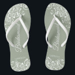 Chanclas Lace blanco sobre la Boda de la dama de honor verd<br><div class="desc">Estas hermosas chancletas bodas son una gran manera de agradecer y reconocer a sus damas de honor mientras salvan sus pies al mismo tiempo. Presenta un diseño elegante con un lienzo floral blanco sobre un fondo polvoriento morado, lila o lavanda. La elegante letra del guión dice Bridesmaid con su nombre...</div>