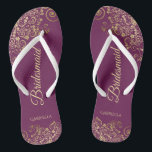 Chanclas Lace de oro en Cassis Boda de la dama de honor púr<br><div class="desc">Estos elegantes chanclas de bodas son una gran manera de agradecer y reconocer a sus damas de honor, mientras les dan un descanso a sus pies después de un largo día. El bonito diseño presenta un diseño elegante con adornos de encaje dorado sobre un fondo morado, magenta o color berry...</div>