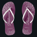 Chanclas Lace plateado sobre la Boda de la dama de honor pú<br><div class="desc">Estos elegantes chanclas de bodas son una gran manera de agradecer y reconocer a sus damas de honor, mientras les dan un descanso a sus pies después de un largo día. El bonito diseño presenta un diseño elegante con detalles de encaje gris plateado sobre un fondo morado, magenta o color...</div>