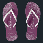 Chanclas Lace plateado sobre la Boda de la dama de honor pú<br><div class="desc">Estos elegantes chanclas de bodas son una gran manera de agradecer y reconocer a sus damas de honor, mientras les dan un descanso a sus pies después de un largo día. El bonito diseño presenta un diseño elegante con detalles de encaje gris plateado sobre un fondo morado, magenta o color...</div>
