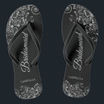 Chanclas Lacy Silver sobre la elegida Boda de la dama de ho<br><div class="desc">Estos elegantes chanclas de bodas son una gran manera de agradecer y reconocer a sus damas de honor, mientras les dan un descanso a sus pies después de un largo día. El bonito diseño presenta un diseño elegante con detalles gris plateado ornamentados sobre un fondo negro y elegantes letras de...</div>