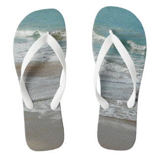 Chanclas Las olas brillan sobre el océano azul turquesa de 