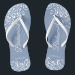 Chanclas Lazo blanco sobre la Boda de la dama de honor azul<br><div class="desc">Estas hermosas chancletas bodas son una gran manera de agradecer y reconocer a sus damas de honor mientras salvan sus pies al mismo tiempo. Presenta un diseño sencillo y elegante, con un revestimiento blanco de encaje floral sobre un polvoriento fondo azul. La elegante letra del guión dice Bridesmaid con su...</div>
