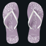 Chanclas Lazo blanco sobre la morada turbia del Boda de la<br><div class="desc">Baile la noche con estos hermosos chanclos bodas. Diseñadas para la novia, cuentan con un diseño sencillo y elegante, con letras de guiones elegantes sobre un fondo polvoriento morado, lavanda o lila y rizos y remolinos de encajes blancos. Hermosa manera de mantenerse elegante y apropiado mientras se descansan los pies...</div>