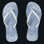 Chanclas Lazo blanco sobre una doncella azul turbia de Boda<br><div class="desc">Estas hermosas chancletas de boda son una gran manera de agradecer y reconocer a su empleada de honor mientras salva sus pies al mismo tiempo. Presenta un diseño elegante con un lienzo floral blanco sobre un polvoriento fondo azul. La elegante letra de la escritura dice Maid of Honor con su...</div>