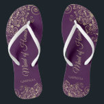 Chanclas Lazo de oro en una doncella de honor de Plum Purpl<br><div class="desc">Estas hermosas chancletas de boda son una gran manera de agradecer y reconocer a su empleada de honor mientras salva sus pies al mismo tiempo. Presenta un diseño elegante con detalles de encaje dorado sobre un fondo de color púrpura de ciruela profundo y elegantes letras de guiones de color dorado....</div>