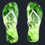 Chanclas Leafy Boda Groom Flip Flops<br><div class="desc">Estas chanclas bodas de Groom le invitan a entrar en un frondoso mundo de la naturaleza. Las hojas de arce enmarcan una soleada escena boscosa con tonos amarillos,  blancos y verdes. Personalizar el texto para tu ocasión especial.</div>