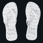 Chanclas Lively Silver Stars Personalizado Bride Flipflops<br><div class="desc">Puede agregar fácilmente la fecha de su boda a estos flipflops de novia personalizado en los formularios de plantilla. Están decoradas con motivos de estrellas plateadas y animadas en diferentes tamaños y motivos. Gracias por comprar TrendyFlipFlops en Zazzle.</div>