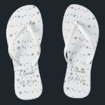 Chanclas Lively Silver Stars Personalizado Bride Flipflops<br><div class="desc">Puede agregar fácilmente la fecha de su boda a estos flipflops de novia personalizado en los formularios de plantilla. Están decoradas con motivos de estrellas plateadas y animadas en diferentes tamaños y motivos. Gracias por comprar TrendyFlipFlops en Zazzle.</div>