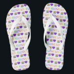 Chanclas LOVE Gay Orgullo Arcoiris Boda Flip Flops<br><div class="desc">Las sandalias de giro presentan un ilustracion de marcador original de una rebanada de torta boda arco iris,  con LOVE en una fuente arco iris.</div>