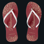 Chanclas Lugar de oro en Boda de la elegancia roja de la da<br><div class="desc">Estos elegantes chanclas de bodas son una gran manera de agradecer y reconocer a sus damas de honor, mientras les dan un descanso a sus pies después de un largo día. El bonito diseño presenta un diseño elegante con detalles de encaje dorado sobre un fondo rojo oscuro y elegantes letras...</div>
