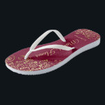 Chanclas Lugar de oro en la doncella de honor de la Boda de<br><div class="desc">Estas hermosas chancletas de boda son una gran manera de agradecer y reconocer a su empleada de honor mientras salva sus pies al mismo tiempo. Presenta un diseño elegante con adornos de encaje dorado sobre un fondo burdeos, marrón o vino rojo y elegantes letras de guiones de color dorado. En...</div>
