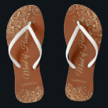 Chanclas Lugar de oro en la Naranja de roya, empleada del B<br><div class="desc">Estas hermosas chancletas de boda son una gran manera de agradecer y reconocer a su empleada de honor mientras salva sus pies al mismo tiempo. Presenta un diseño elegante con adornos de encaje dorado sobre un naranja de óxido o fondo de color madera quemado y elegantes letras de guiones de...</div>