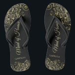 Chanclas Lugar de oro en una elegante doncella negra de Bod<br><div class="desc">Estas hermosas chancletas de boda son una gran manera de agradecer y reconocer a su empleada de honor mientras salva sus pies al mismo tiempo. Presenta un diseño elegante con detalles de encaje dorado sobre fondo negro y elegantes letras de guiones de color dorado. En el test se lee Maid...</div>